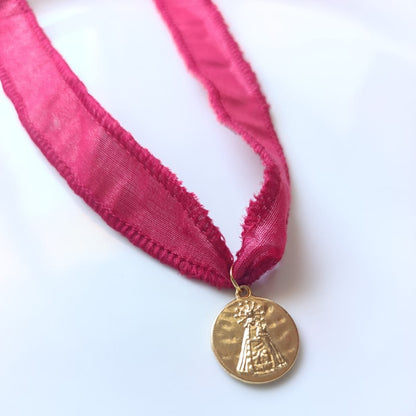 Collar Virgen de los Desamparados — cinta de seda y acero bañado en oro 18k