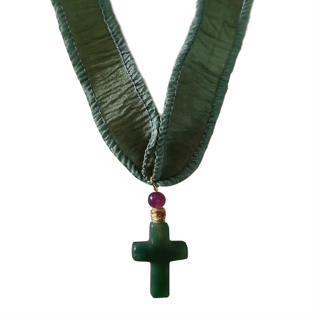Collar cinta de seda con cruz de jade
