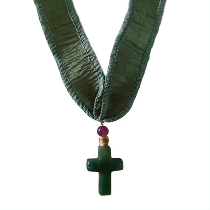 Collar cinta de seda con cruz de jade