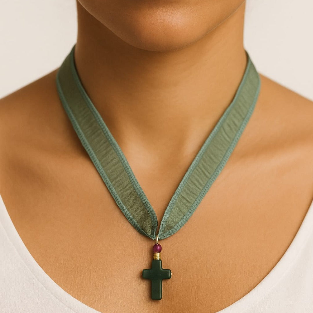 Collar cinta de seda con cruz de jade