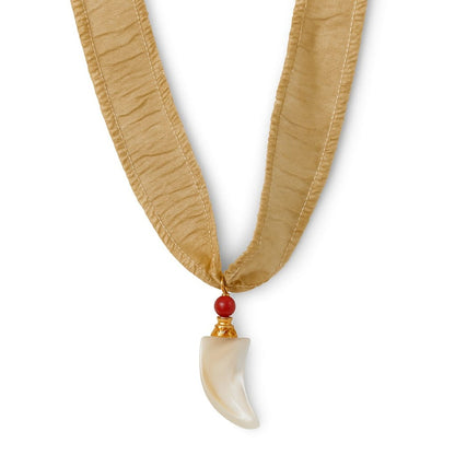 Collar cinta de seda con cuerno de nácar