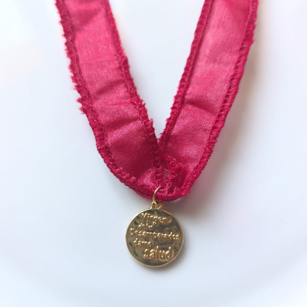 Collar Virgen de los Desamparados — cinta de seda y acero bañado en oro 18k